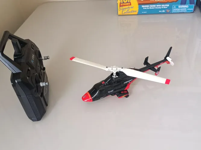 Helicóptero de controle remoto