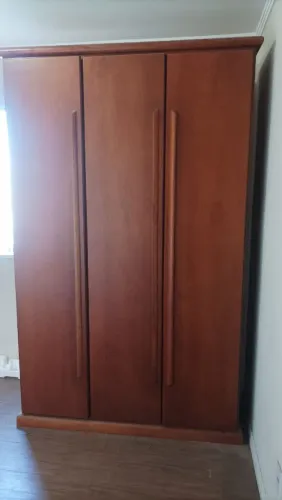 GUARDA-ROUPA DE MADEIRA - RESISTENTE, ESPAÇOSO E JÁ DESMONTADO