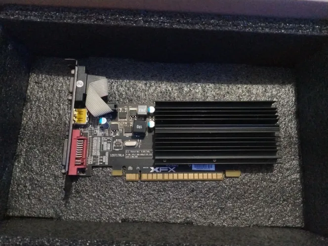 Placa de vídeo R5 230 1GB