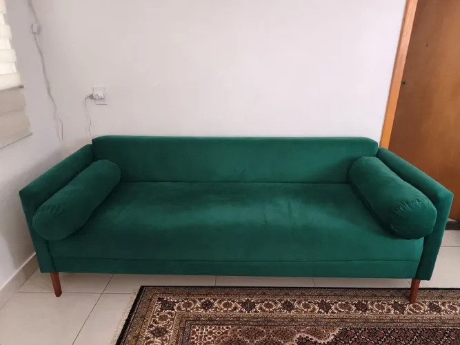sofá verde semi novo