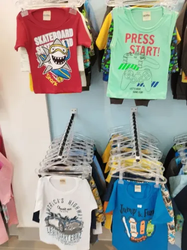 Loja de roupa infantil com todo o estoque 