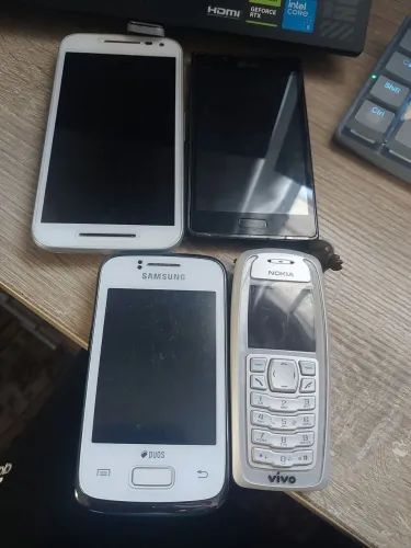 Lote celulares antigos no estado não sei funciona sem.os cabos para conserto - faço envio