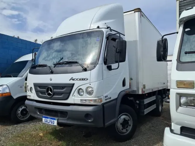 M.Benz Accelo 1016 4X2 Baú Carga Seca - (2021)