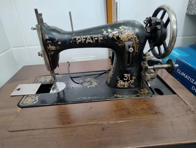 Máquina de costura Pfaff. Toda em ferro. Da década de 1940.