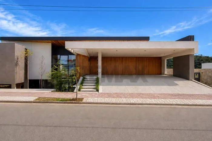 Casa linear de alto padrão no Estrela Alta | 5 suítes, elevador, piscina aquecida e vista