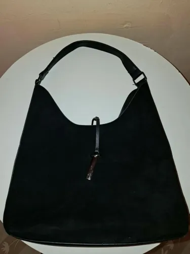 Bolsa tote preto com alça de ombro e pingente - sapatinho de luxo