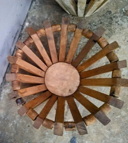 CACHEPÔS RÚSTICO ENVERNIZADO PARA PLANTAS ?