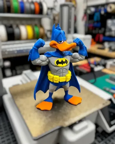 Estátua Colecionável Patolino Traje Batman Clássico