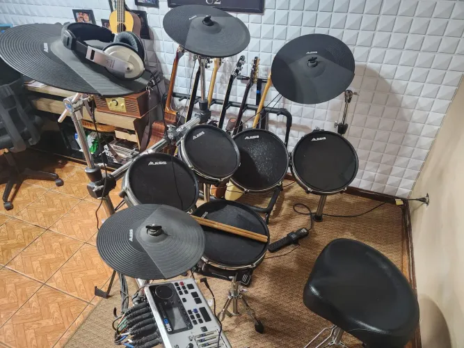 Bateria Eletrônica ALESIS DM10