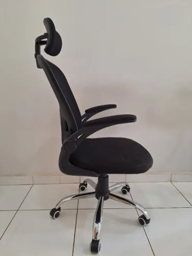 Cadeira de Escritório: Tela Mesh Preta, Base Giratória e Sistema Relax