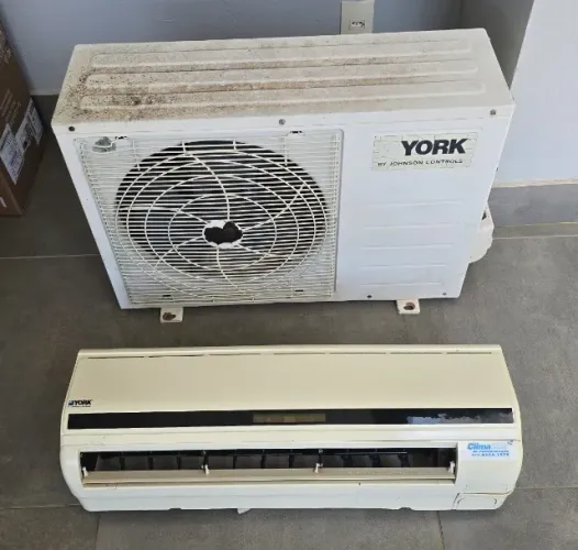 Ar Condicionado York 12.000 BTUs - Todo original com controle