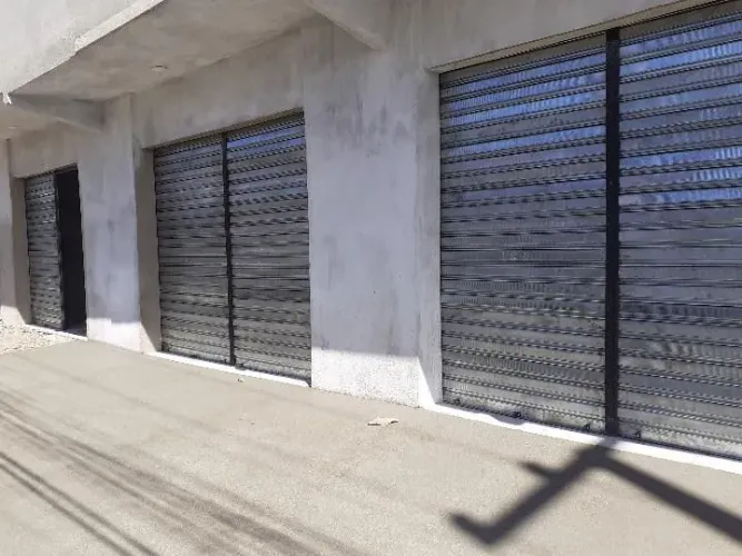 Fabricação de portas de enrolar R$300 o metro quadrado