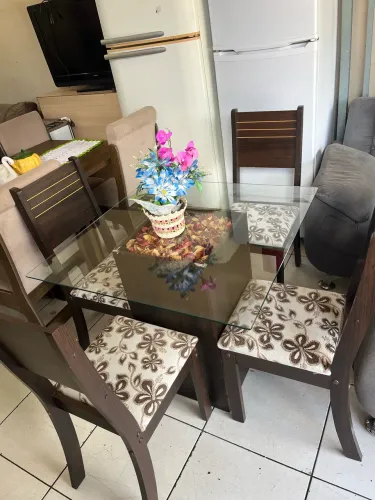 Mesa com 4 cadeiras