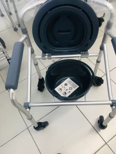 Cadeira de banho com pinico acoplado 