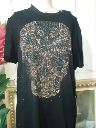 Blusa preta estilo roqueiro