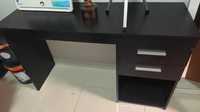 Escrivaninha e cadeira