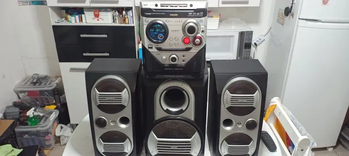 MINI SYSTEM PHILIPS FWM583 COM CONTROLE REMOTO.