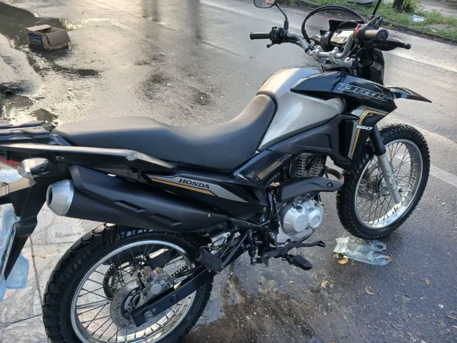 Vende se ou trocar Honda bros esdd 2023 2023 com apenas 24mil km rodados.