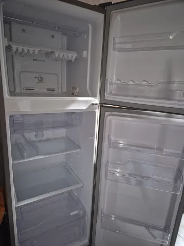 Vende-se geladeira nova Eletrolux 371 litros frost free. Valor 2.000,00. . 