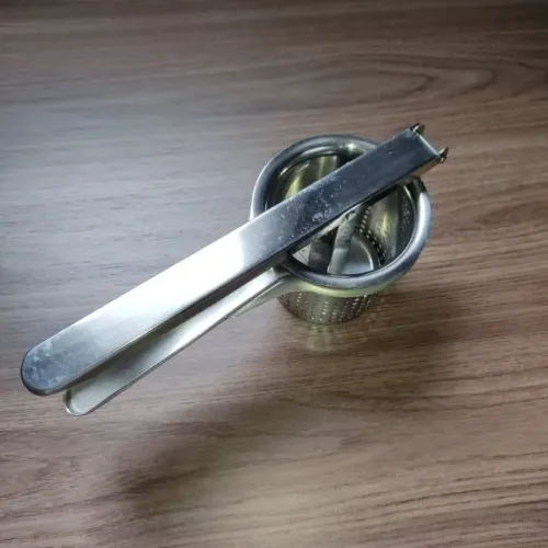 Amassador espremedor de batatas e legumes em aço inox - Cesto removível - Clink