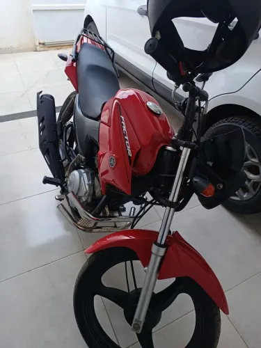 Vende-se uma excelente moto