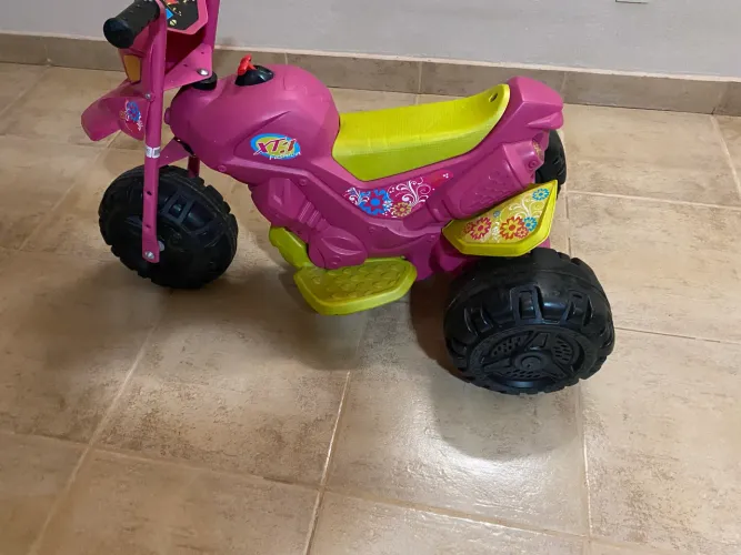 Moto Xt3 Elétrica 6v Brinquedos Bandeirante Rosa 2705 Rosa 127/220v