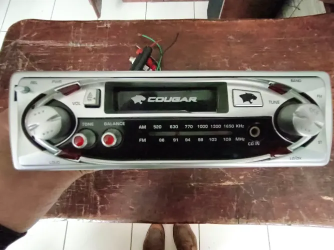 Rádio toca fitas carro antigo