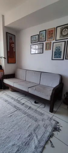 Sofá 3 lugares mais 2 poltronas em madeira maciça.