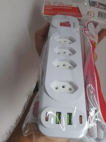 Filtro de Linha kapbom 4 tomadas ( 3 pinos)  2 entradas USB e 2 entradas Tipo-C 