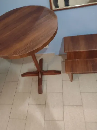 Uma linda mesa de centro e um banquinho