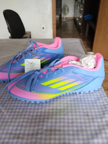 Chuteira Adidas F50 Society ZERO, nunca pisou na grama!