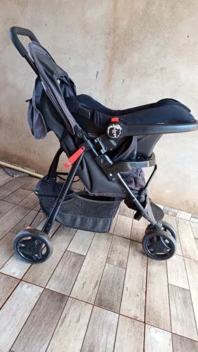 Carrinho de bebe com bebe conforto