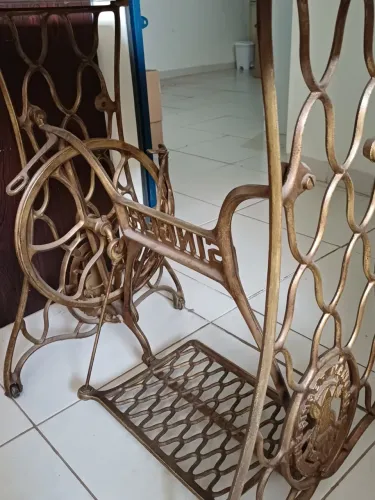 Aparador com pé de máquina e mármore
