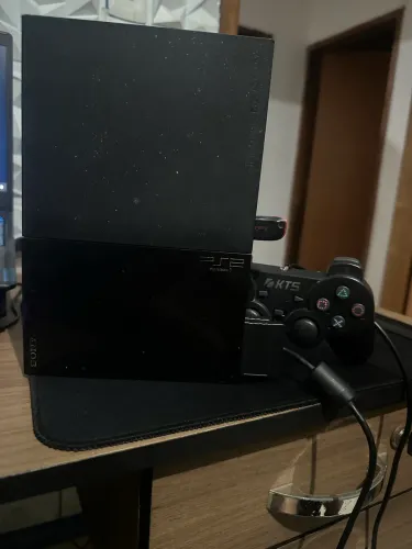 Play 2 Slim com 2 controles e jogos