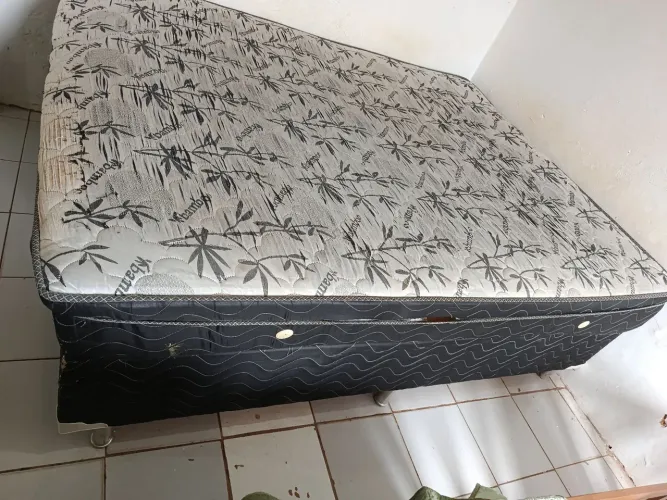 Cama Queen size com a base e o colchão.
