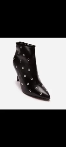 Bota Vizzano Cano Curto Com Ilhós Salto Fino Preta <br>Descrição: