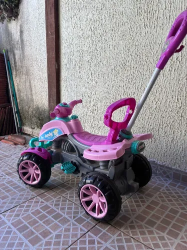 Carrinho com pedal para menina