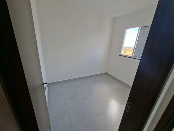 Aluga se apartamento condomínio incluso.