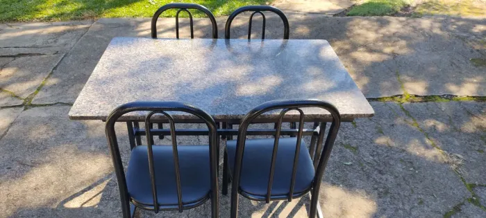 Mesa com tampo em mármore/ 4 cadeiras