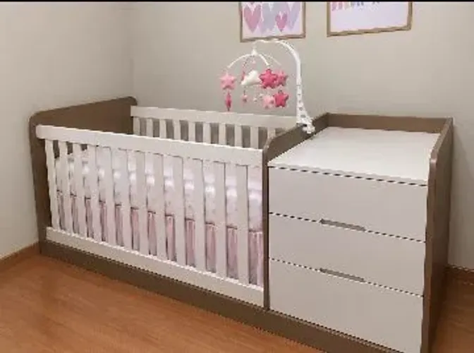 Berço que vira cama, com cama auxiliar e cômoda