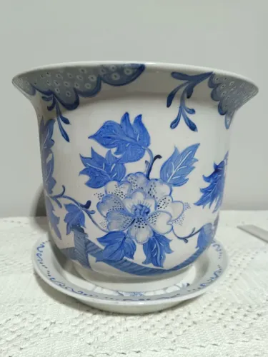 Cachepot de porcelana azul e branca,
