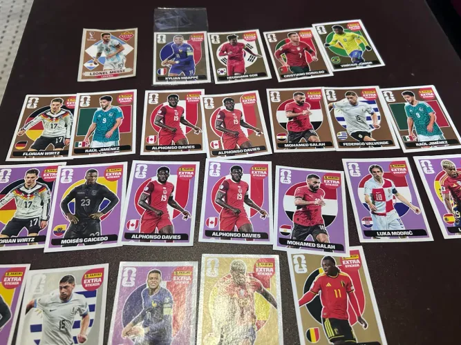 Figurinhas legend, entre dourada a bordo, mbappe, messi, cr7, vini