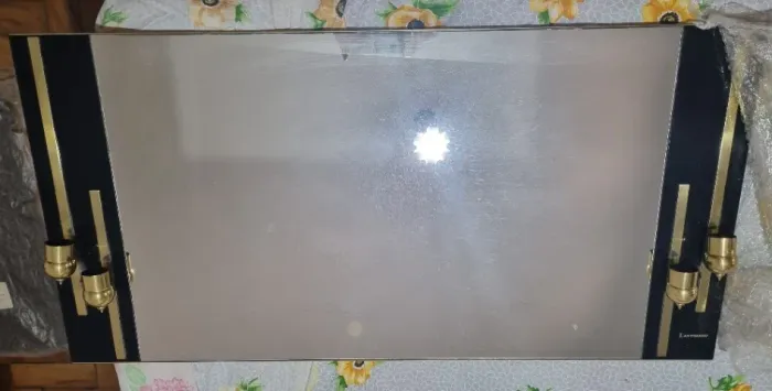 Espelho decorativo da marca L?Artigiano, com design retrô sofisticado e detalhes dourados!