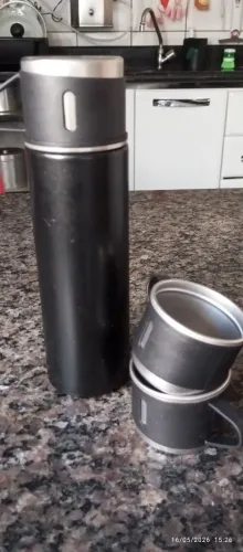 GARRAFA TÉRMICA INOX COM TRÊS CANECAS<br>500ML. QUENTE/FRIO.<br>