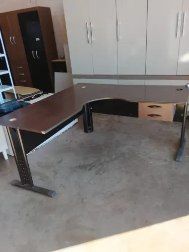 Mesa escrivaninha em L USADA ENTREGA e MONTA dentro de Uberlândia MG 