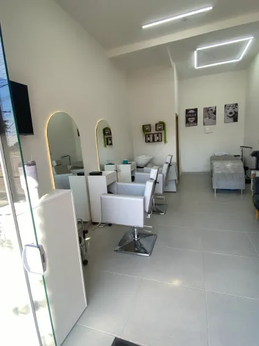 Vaga para cabeleireiro com cliente