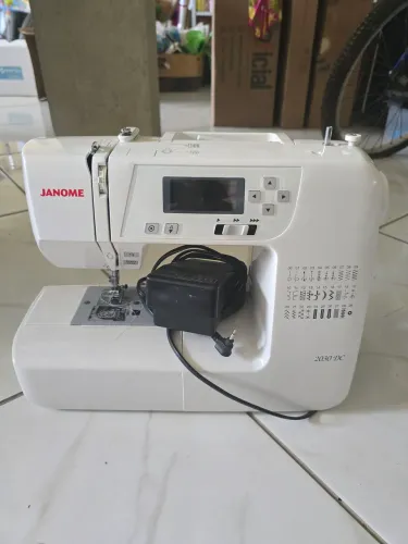 Máquina de costura janome