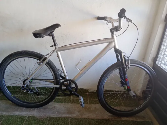 Bicicleta de alumínio