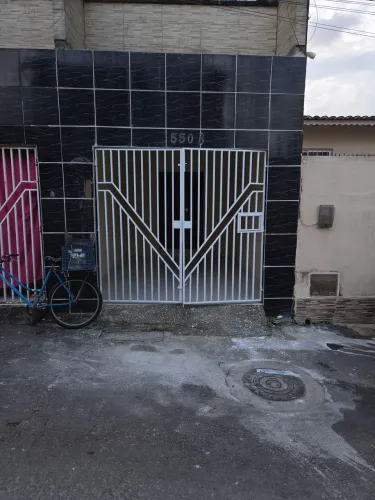 Alugo otima casa na rua 87 número 550 casa B.