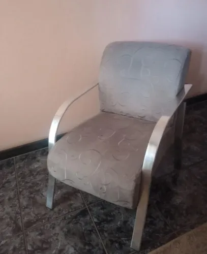 Poltrona Estofada com Braços e Estrutura Metálica